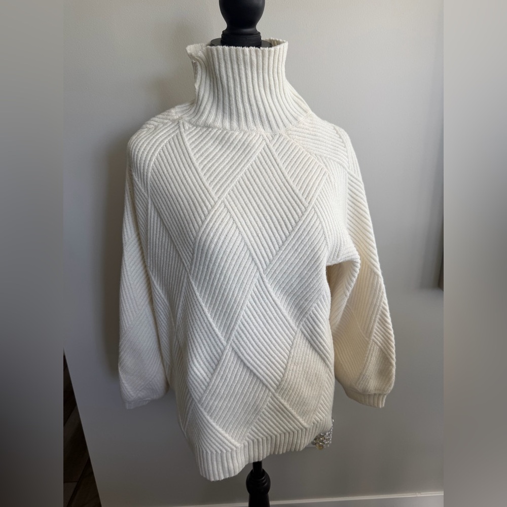 Women's White Turtleneck Diamond-Knit Sweater

#112